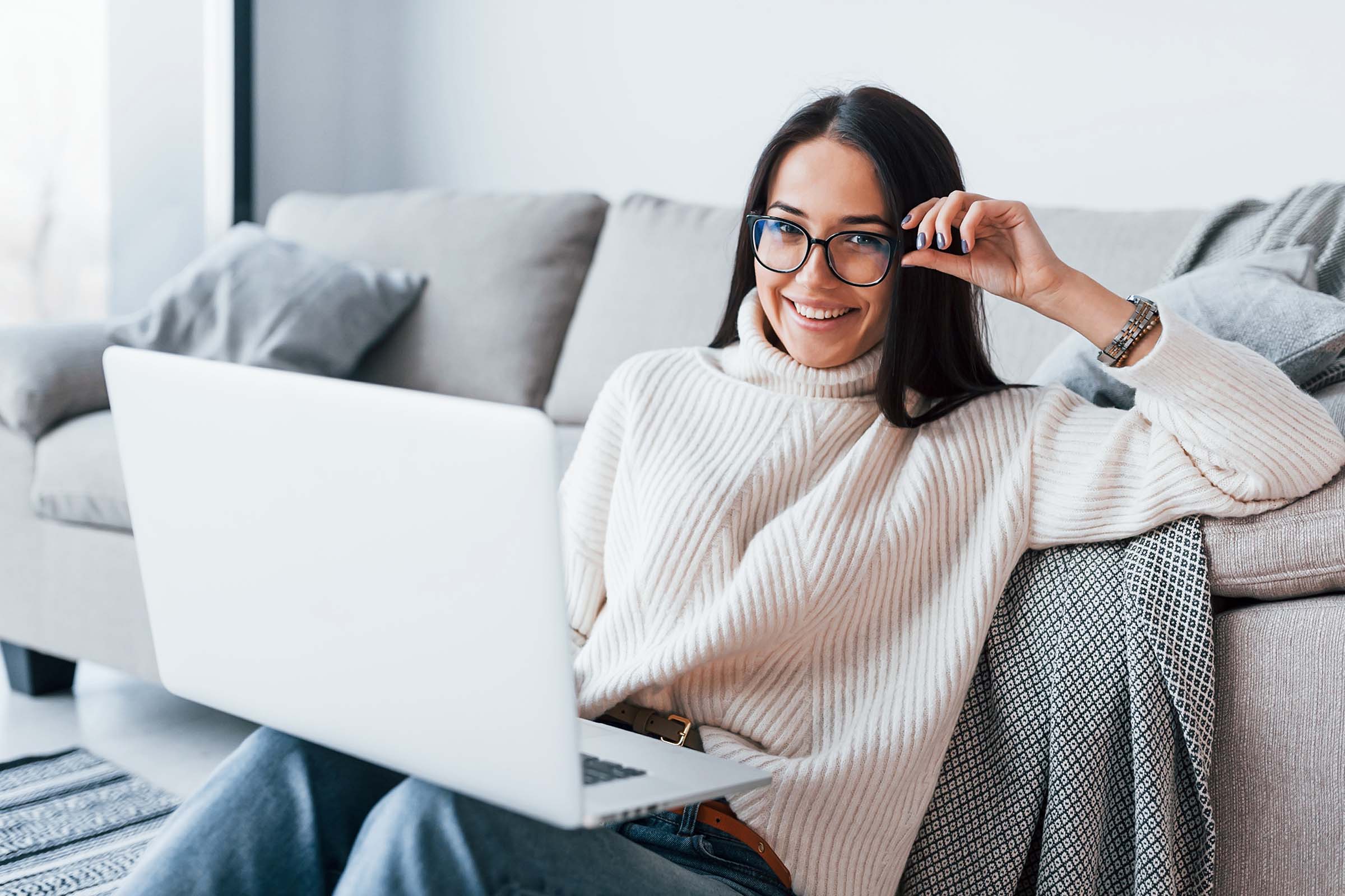 Frau am Laptop, Telemedizin, Dr. Maria Repelnig Hautärztin in Ragnitz, Graz, Steiermark